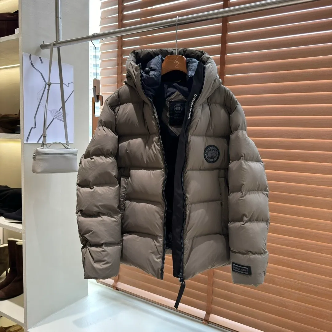 P900 top version Ouyang Nana second generation canad goose black label down jacket is a must-have in the world of goose black label down jacket! The latest designer styles! The goose down jacket has always been a popular element of fashion and is loved by experts from all walks of life! Fashionable hooded cut, high-end customer-supplied fine goose down with high resilience, smooth zipper, strong and firm, pockets on both sides, can store small items, free your hands, no worries about going out, and can also meet the need of putting hands in pockets. "It's a big goose, and it can be used as a group uniform by many celebrities. This down jacket uses a double-layer anti-down lining design, which has strong windproof performance and will be very warm in winter! New standard 90% goose down filling, high fluffiness, windproof hooded design. When walking outdoors, pull the collar to the highest position, put your hands in the pockets and it will be very warm. It can be easily controlled by all body types! Equipped with an elastic snow skirt inside, it is designed to provide better wrapping. The simple and neat style design highlights the masculine temperament. The unbeatable style is classic and never goes out of style. It is warm and practical, and it is versatile! You can enter with your eyes closed!